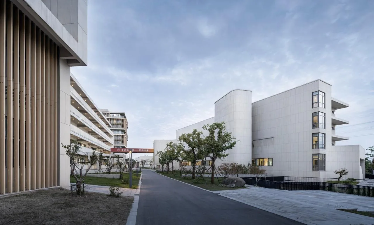 BIM Architecture | Jiangsu Jingjiang Senior High School New Campus/Rong Chaohui Studio