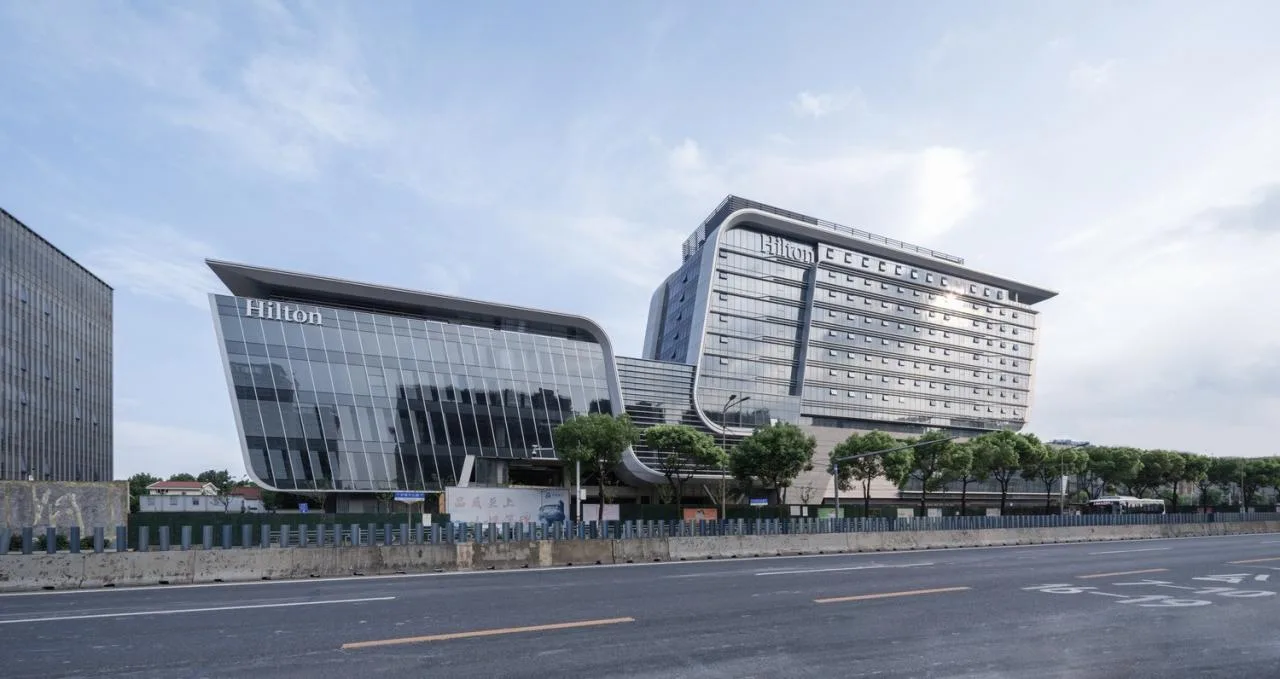 Fluid and lightweight facade