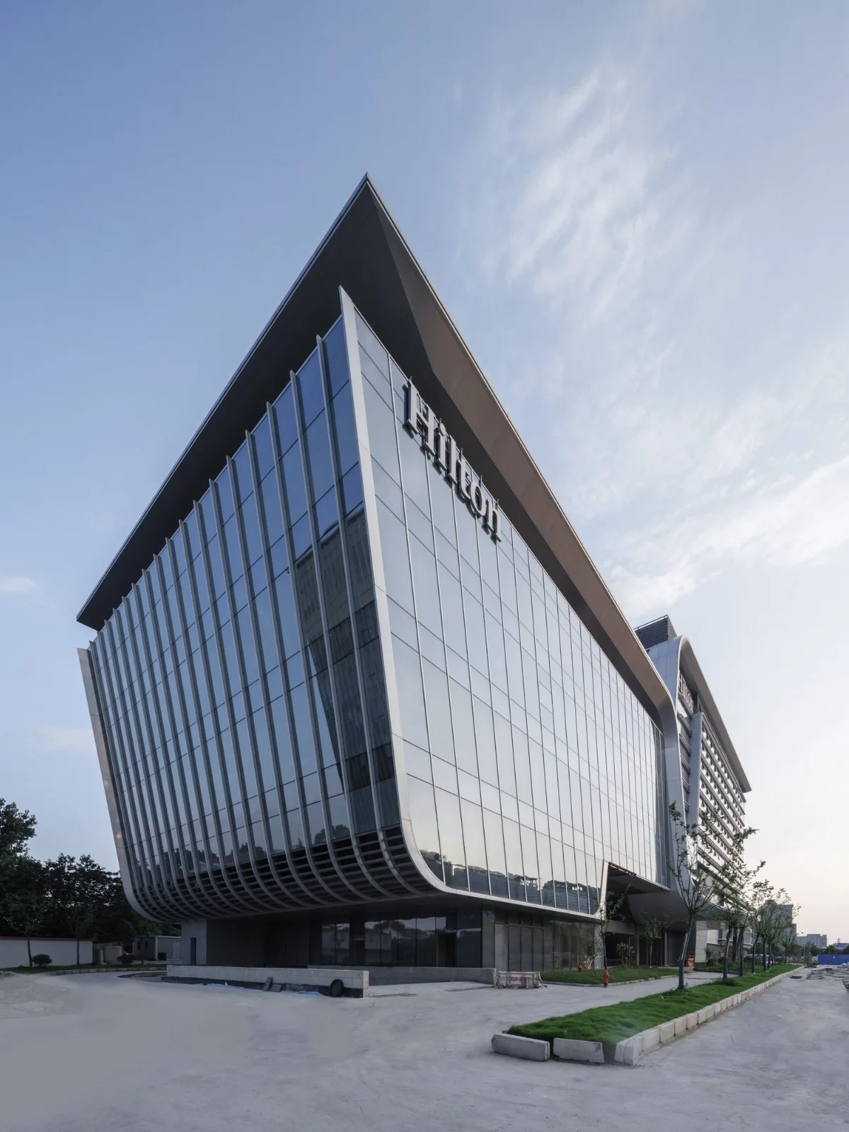 Double-layer louver facade