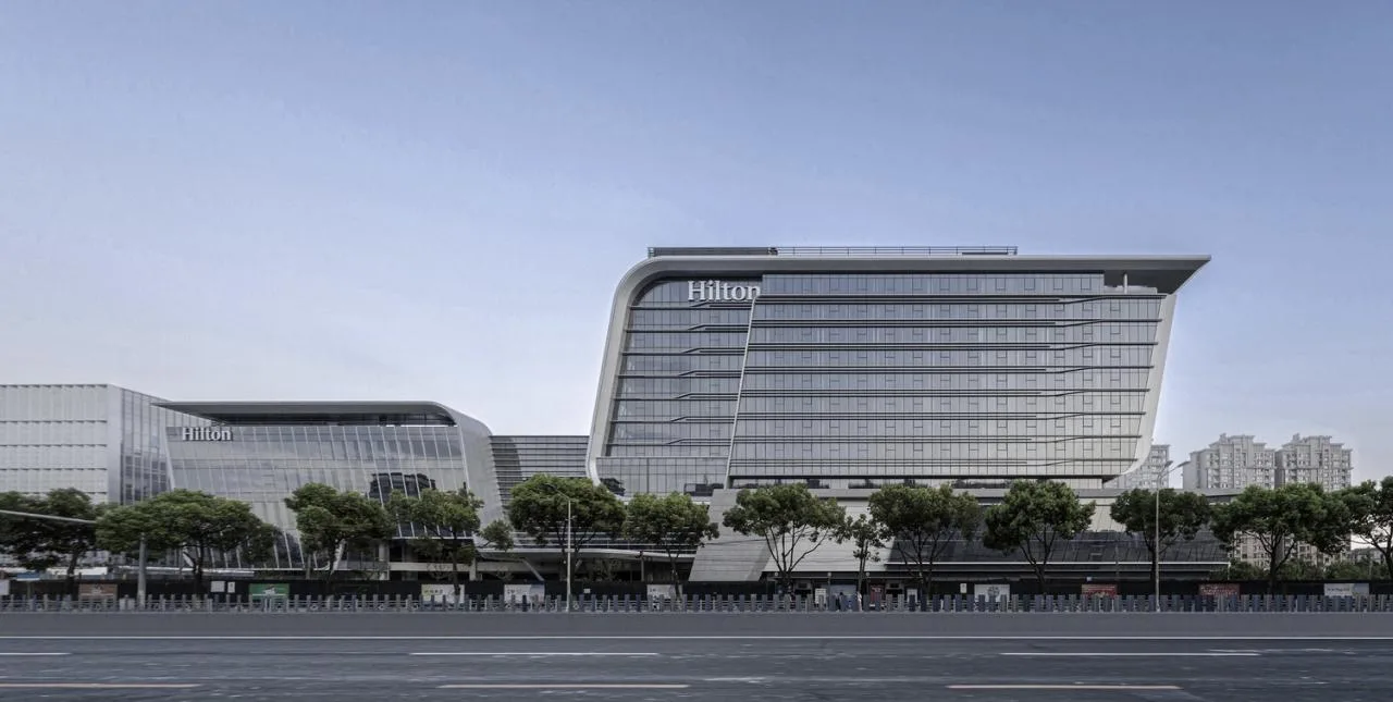 BIM Architecture | Shanghai New Hongqiao Canhui Hilton Five Star Hotel: A Facade Painting that Shows Flow and Speed/San Yi Architecture