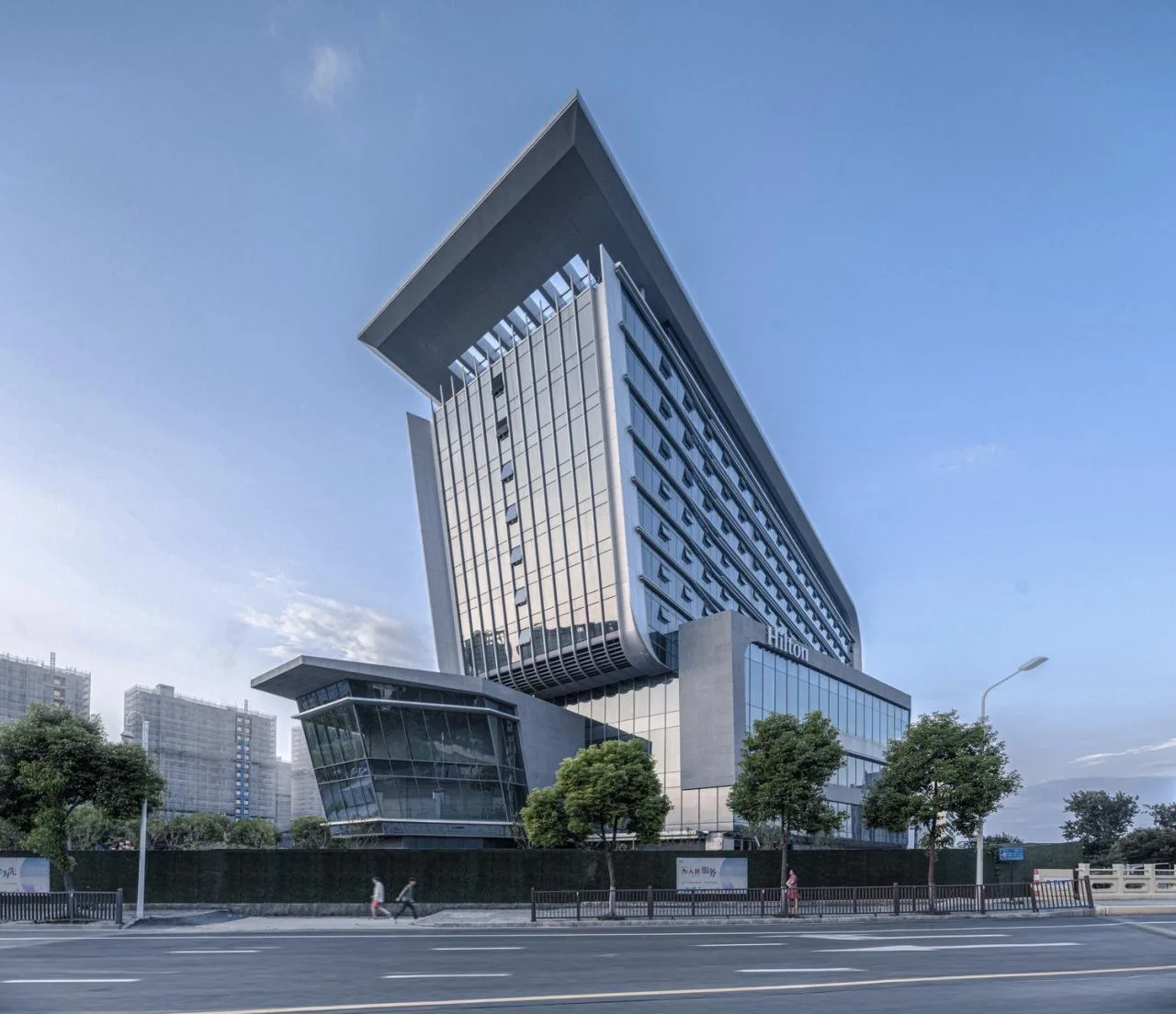 BIM Architecture | Shanghai New Hongqiao Canhui Hilton Five Star Hotel: A Facade Painting that Shows Flow and Speed/San Yi Architecture