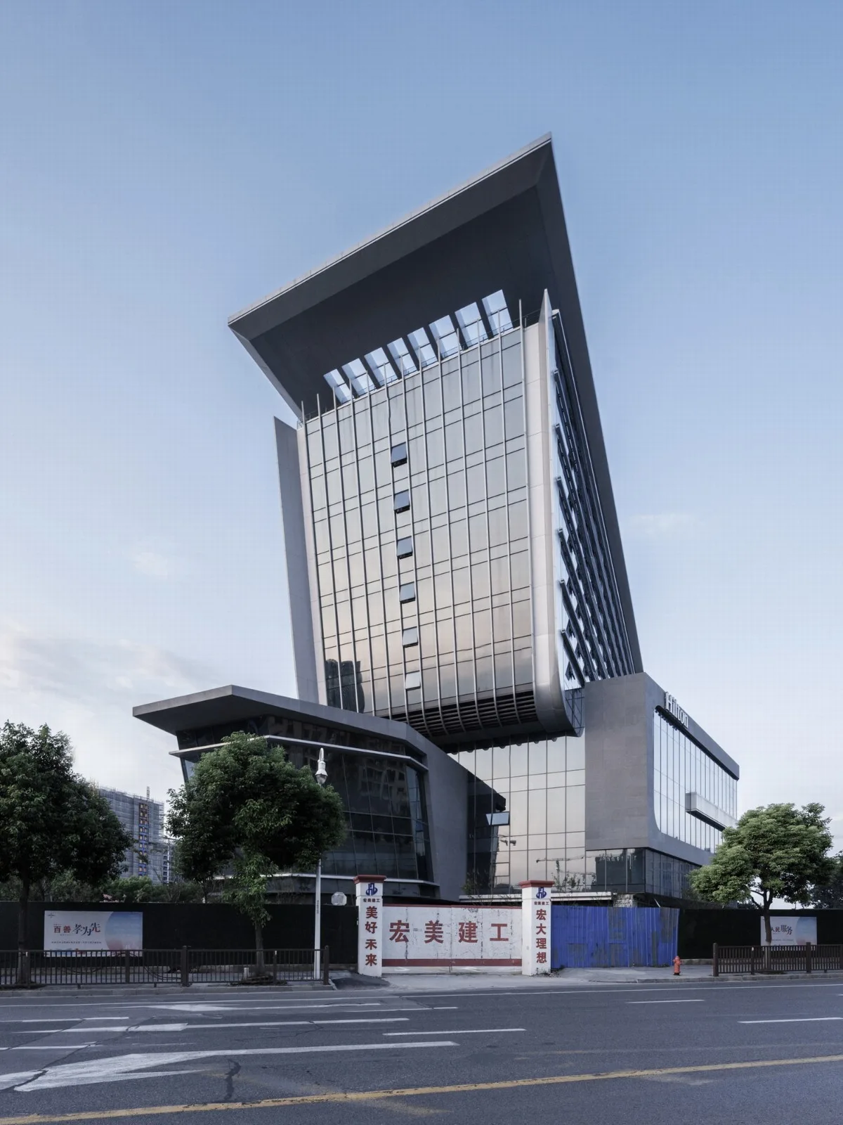 Double-layer louver facade