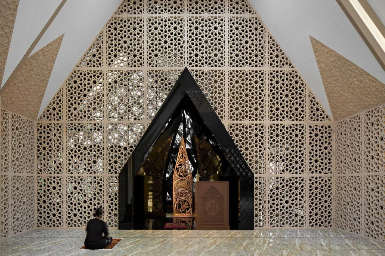 BIM architecture | hollowing out, allowing light to enter the mosque At Taufik/JOSO
