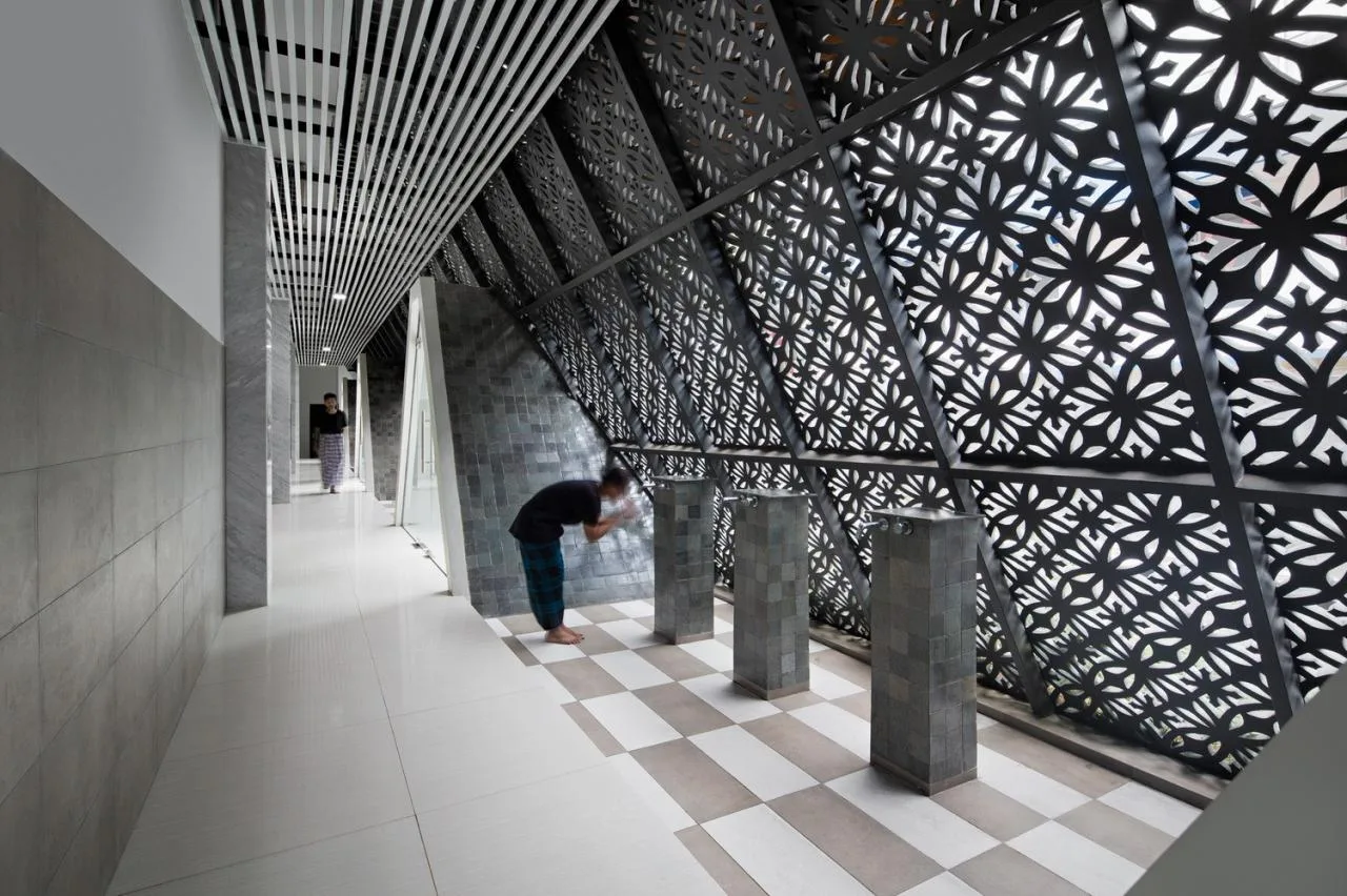 BIM architecture | hollowing out, allowing light to enter the mosque At Taufik/JOSO
