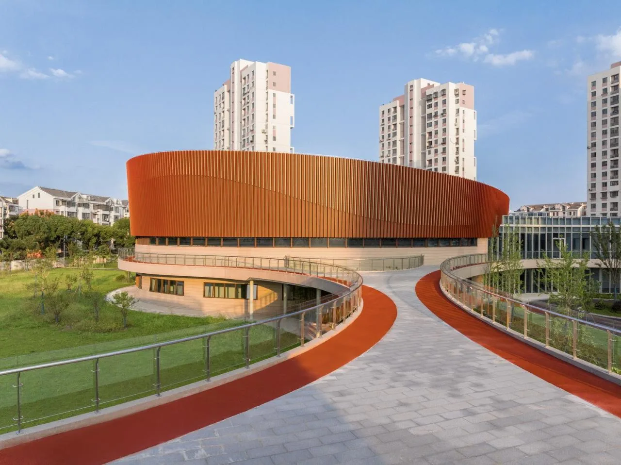 Three-dimensional metal facade components