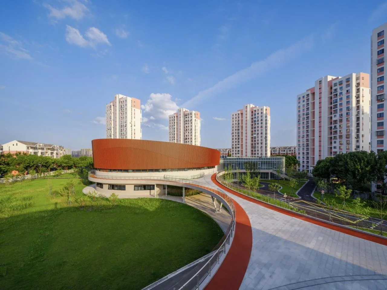Three-dimensional running track
