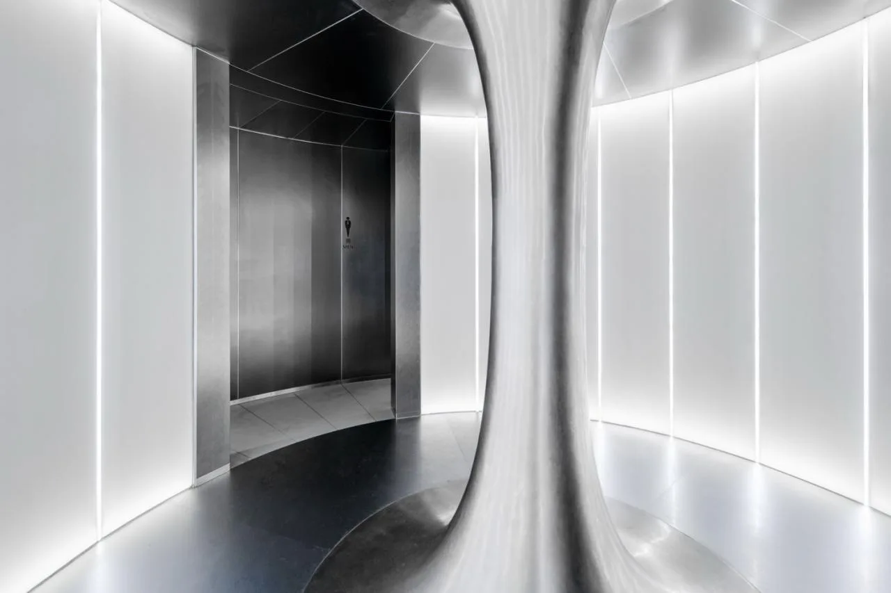 Restroom interior at Yunhai Station