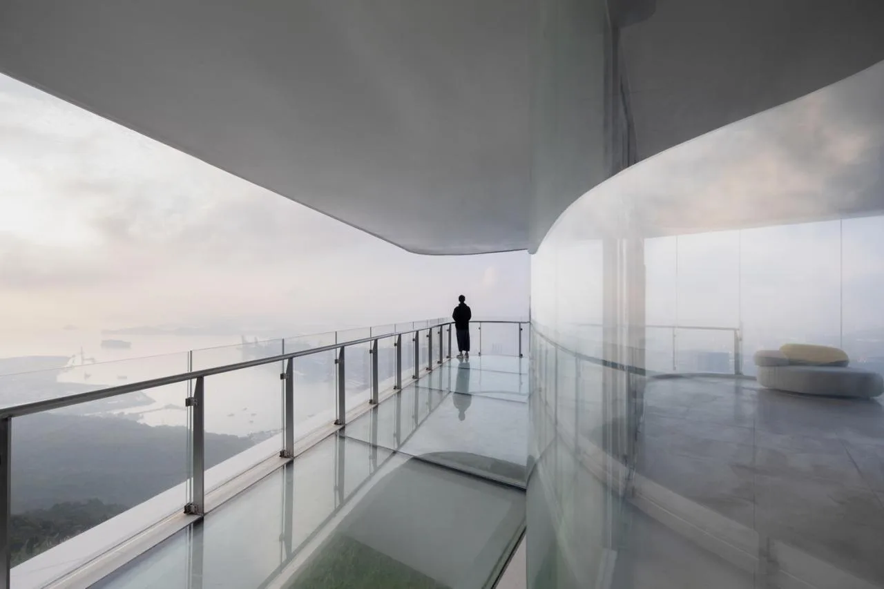 Completed glass terrace at Yunhai Station