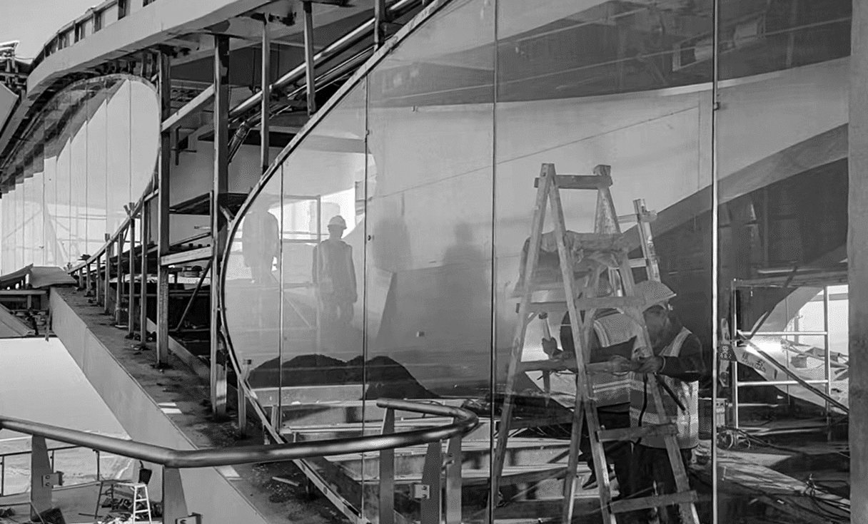 High-transparency ultra-white laminated glass