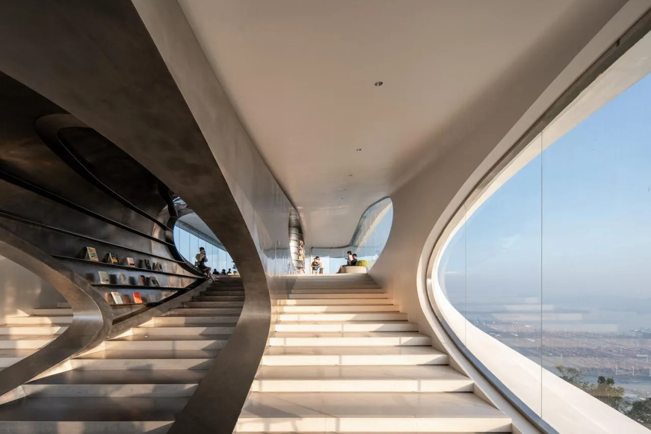 Interior flow and design at Yunhai Station