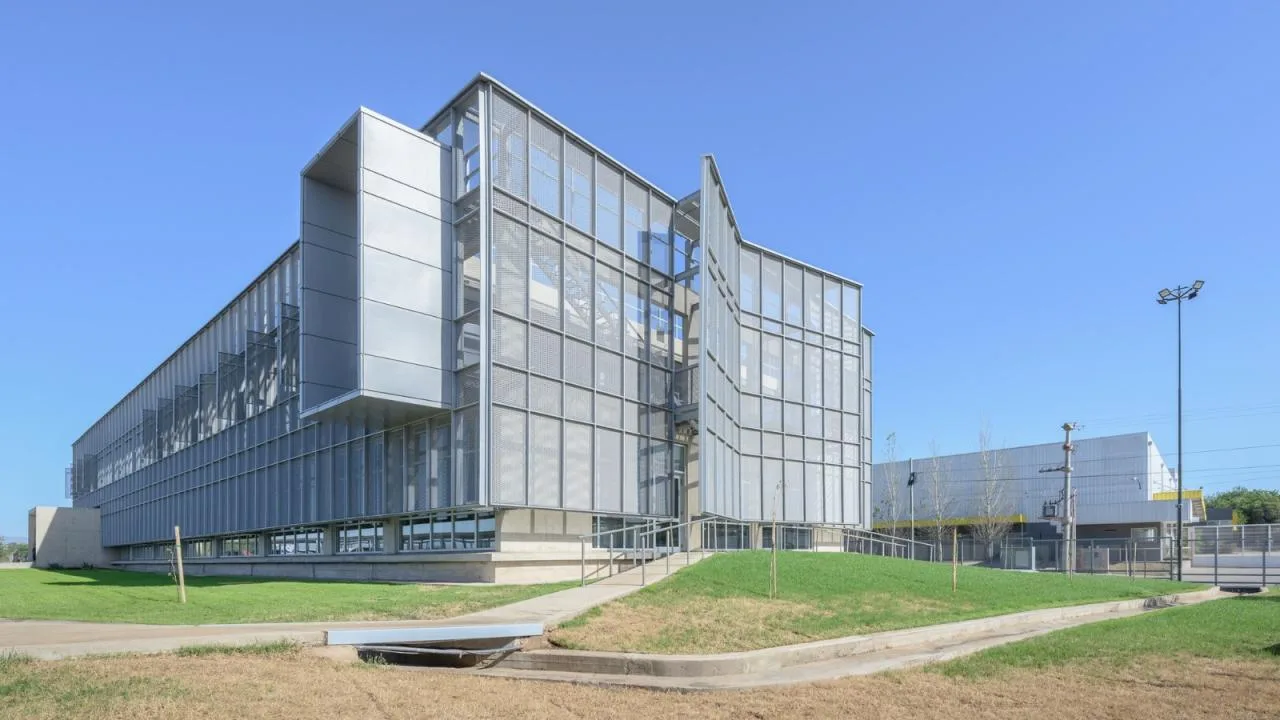 BIM Architecture | Biopharmaceutical Headquarters/Santiago Viale Lescano+Juan Manuel Ju á rez