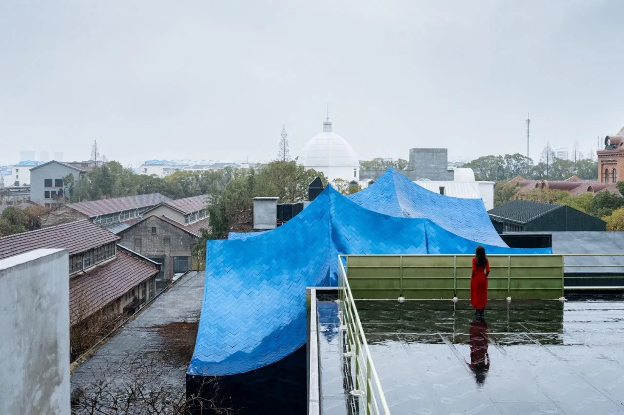 BIM Architecture | Qingqiu and Baiya: Under the undulating blue hills resembling waves, lies our 'swaying human world'/Wutopia Lab