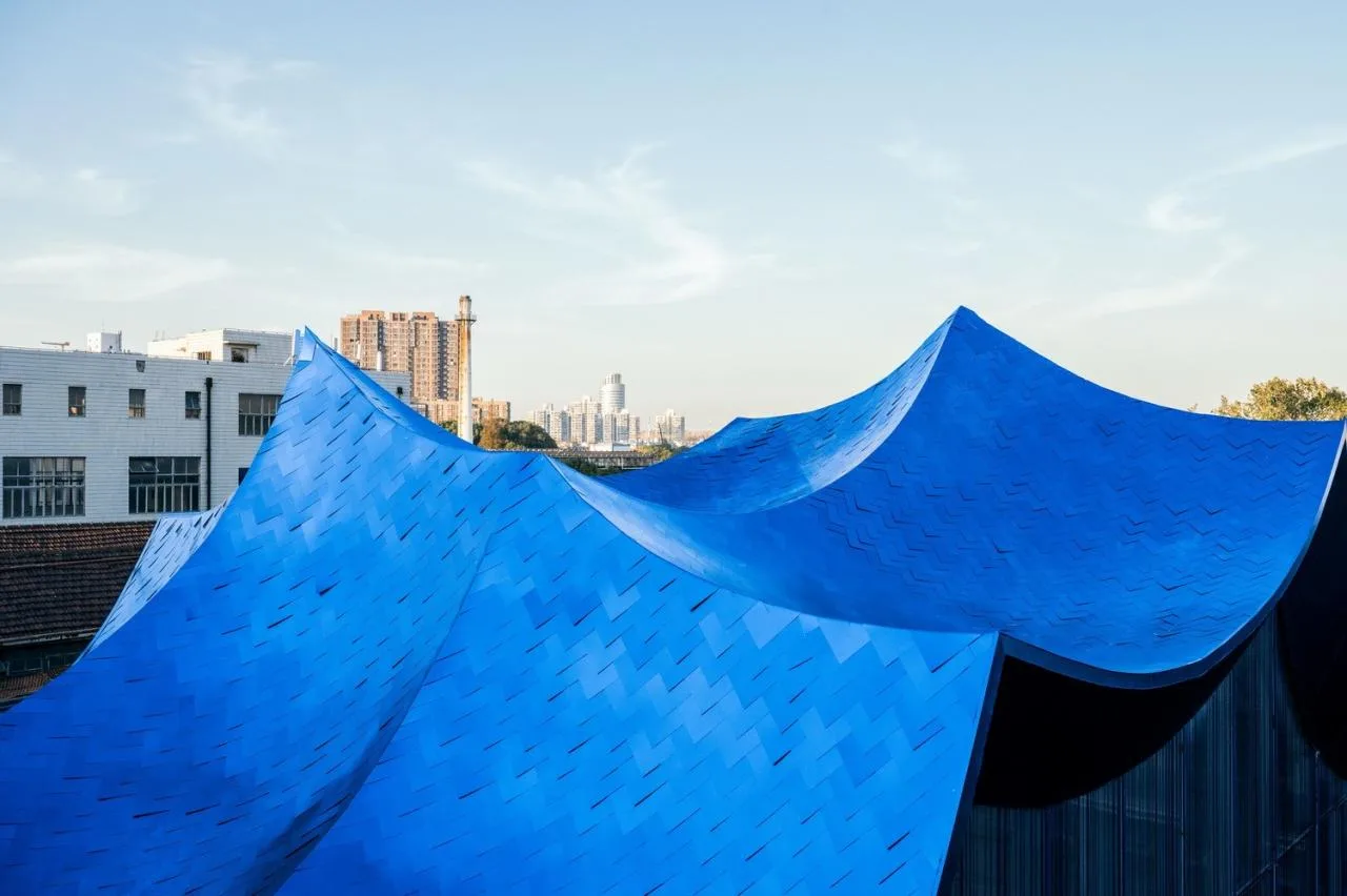 BIM Architecture | Qingqiu and Baiya: Under the undulating blue hills resembling waves, lies our 'swaying human world'/Wutopia Lab