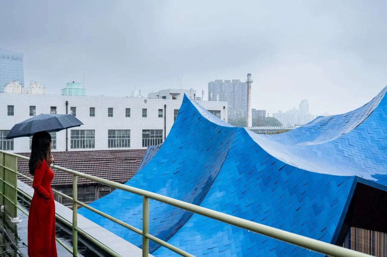 BIM Architecture | Qingqiu and Baiya: Under the undulating blue hills resembling waves, lies our 'swaying human world'/Wutopia Lab
