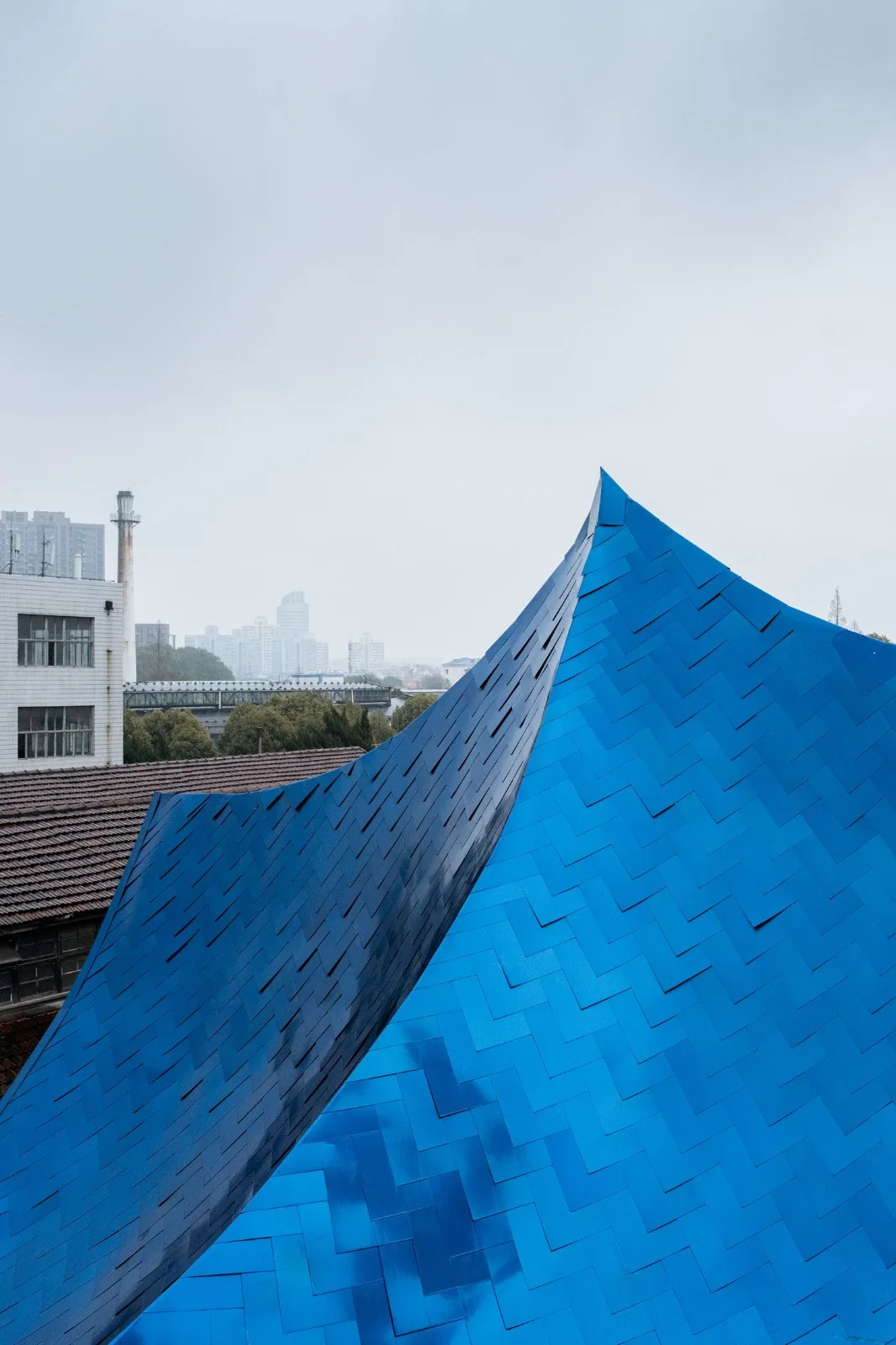 BIM Architecture | Qingqiu and Baiya: Under the undulating blue hills resembling waves, lies our 'swaying human world'/Wutopia Lab