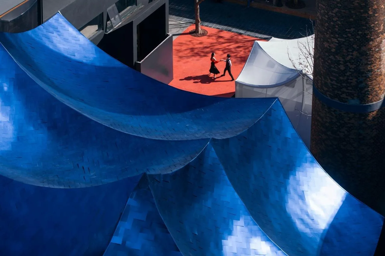 BIM Architecture | Qingqiu and Baiya: Under the undulating blue hills resembling waves, lies our 'swaying human world'/Wutopia Lab