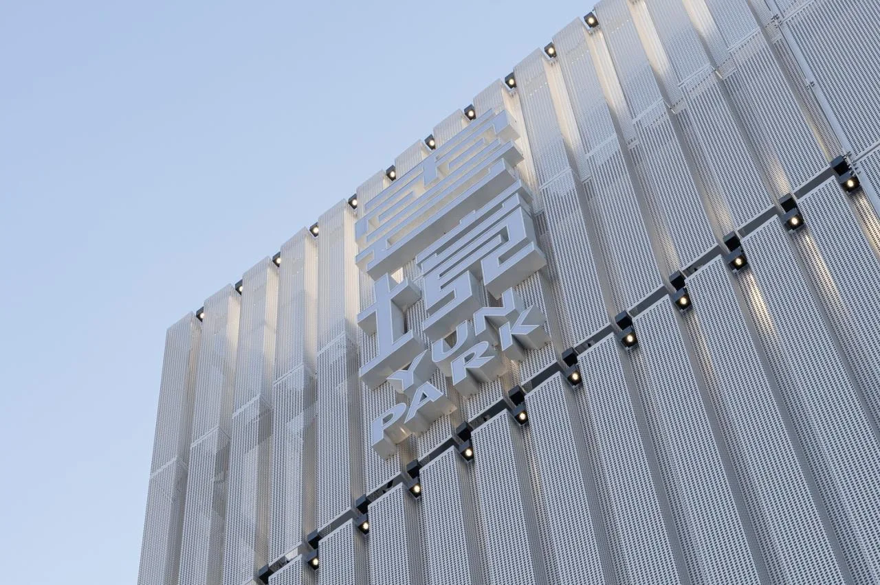 BIM Architecture | Floating Box: Cloud Future Industrial Park/Grid Design