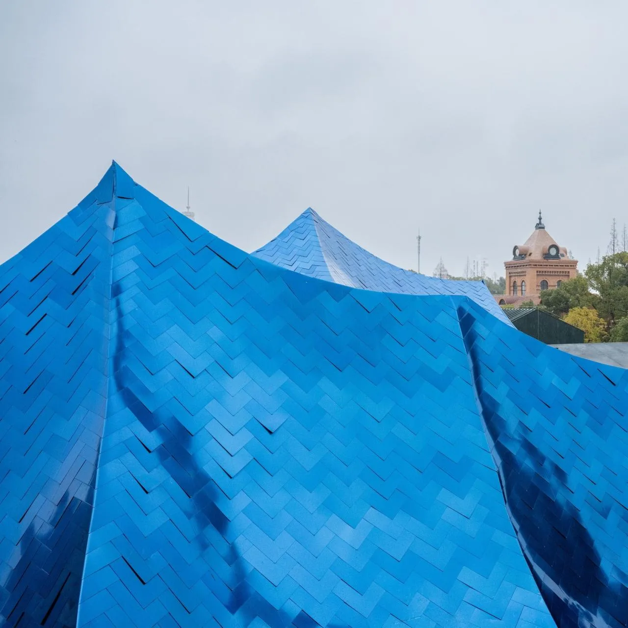 BIM Architecture | Qingqiu and Baiya: Under the undulating blue hills resembling waves, lies our 'swaying human world'/Wutopia Lab
