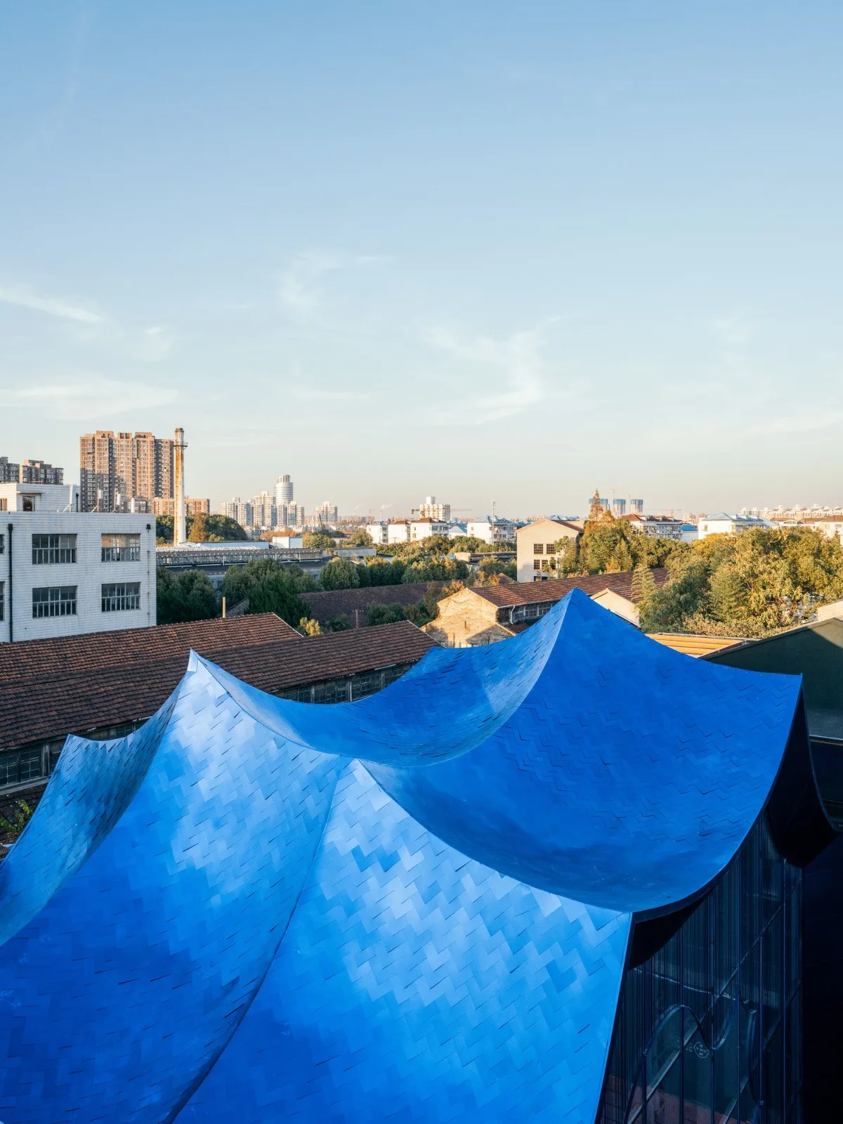BIM Architecture | Qingqiu and Baiya: Under the undulating blue hills resembling waves, lies our 'swaying human world'/Wutopia Lab
