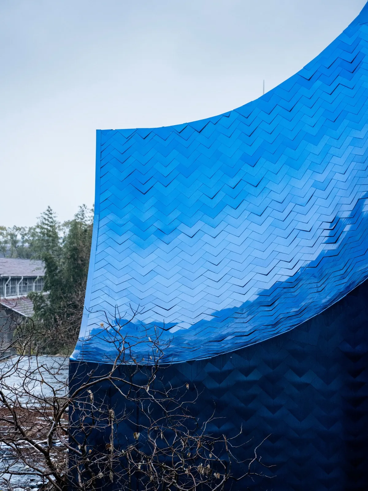 BIM Architecture | Qingqiu and Baiya: Under the undulating blue hills resembling waves, lies our 'swaying human world'/Wutopia Lab