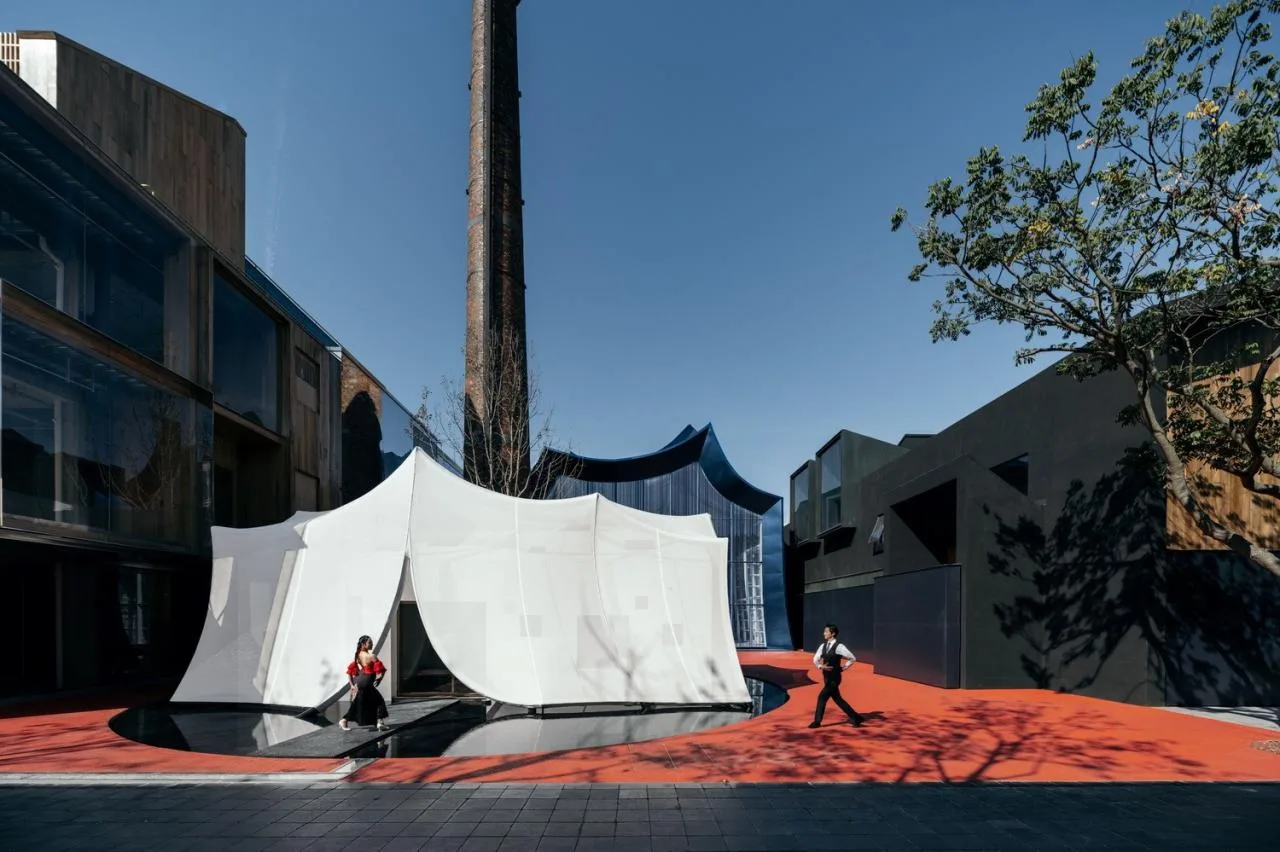 BIM Architecture | Qingqiu and Baiya: Under the undulating blue hills resembling waves, lies our 'swaying human world'/Wutopia Lab