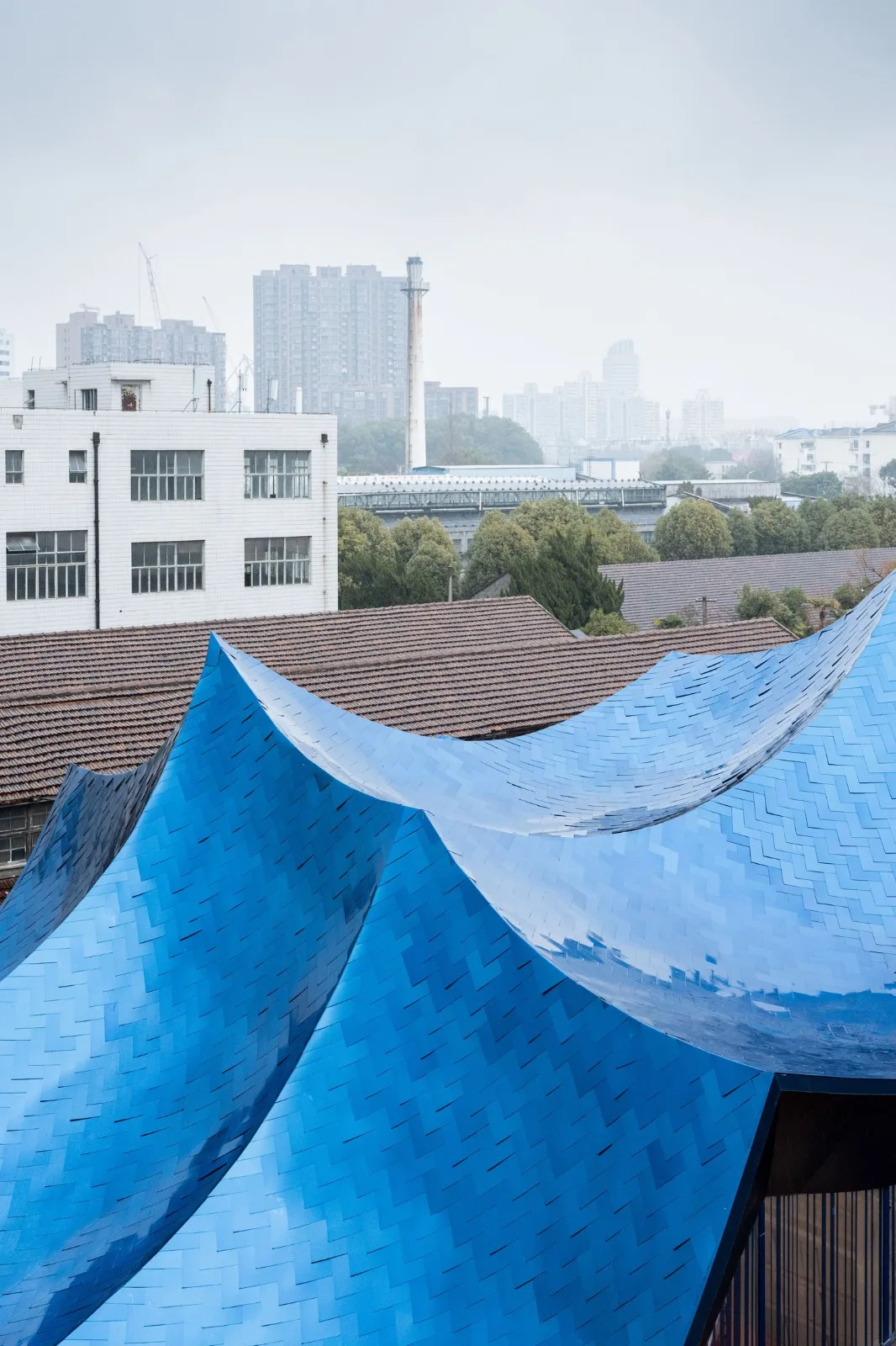 BIM Architecture | Qingqiu and Baiya: Under the undulating blue hills resembling waves, lies our 'swaying human world'/Wutopia Lab