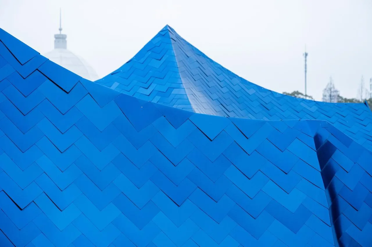 BIM Architecture | Qingqiu and Baiya: Under the undulating blue hills resembling waves, lies our 'swaying human world'/Wutopia Lab