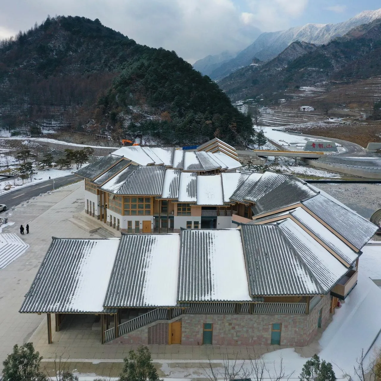 BIM Architecture | Dragon shaped Architecture: Kang County Tourism Tourist Distribution Center/Symbiotic Architecture Farmers Architects