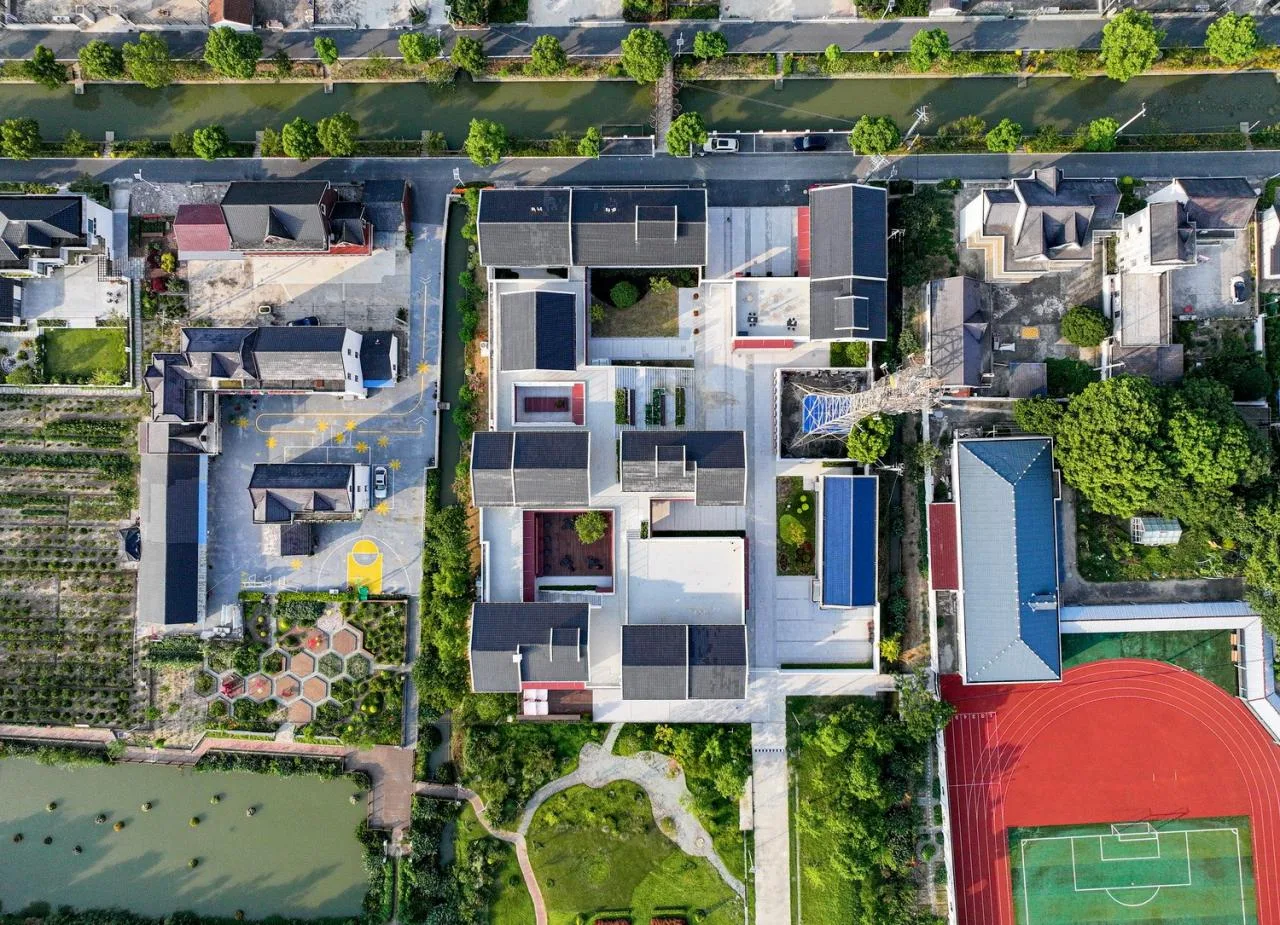 BIM Architecture | Here and Now: A Small House Built in a Flower Garden - Gangyan Flower Exchange Center/Chuanglin Zebai