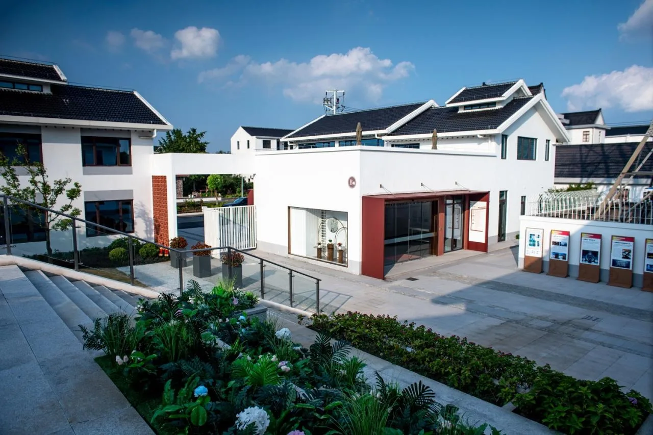 BIM Architecture | Here and Now: A Small House Built in a Flower Garden - Gangyan Flower Exchange Center/Chuanglin Zebai