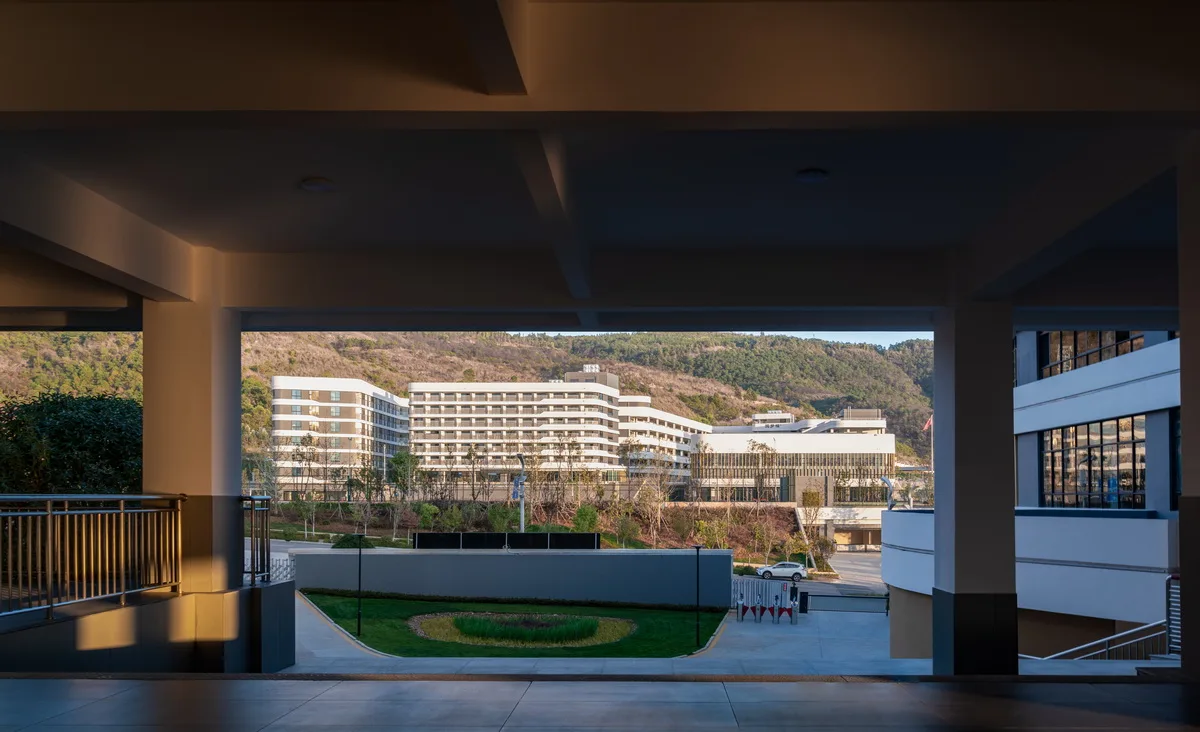 BIM Architecture | Gazing at Clouds by the Mountain: Design Record of Hongyu Middle School in Yuxi, Yunnan Province/Introduction to the Integration of Production and Education Research Center