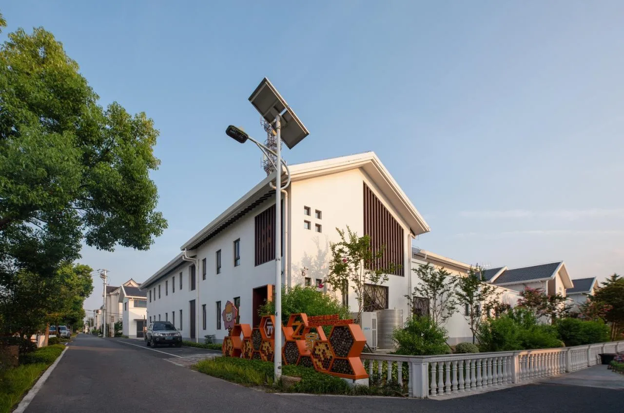 BIM Architecture | Here and Now: A Small House Built in a Flower Garden - Gangyan Flower Exchange Center/Chuanglin Zebai