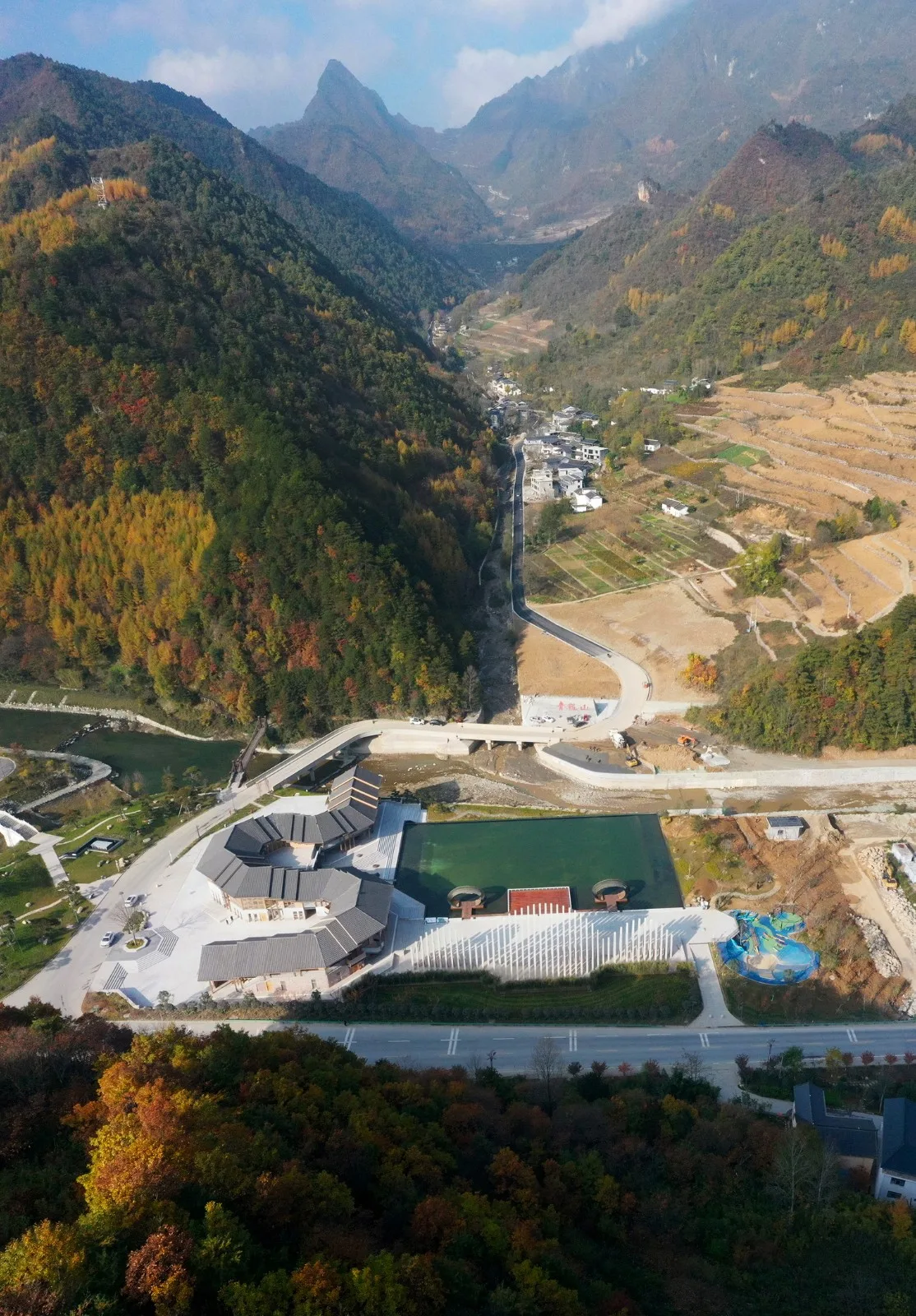 BIM Architecture | Dragon shaped Architecture: Kang County Tourism Tourist Distribution Center/Symbiotic Architecture Farmers Architects