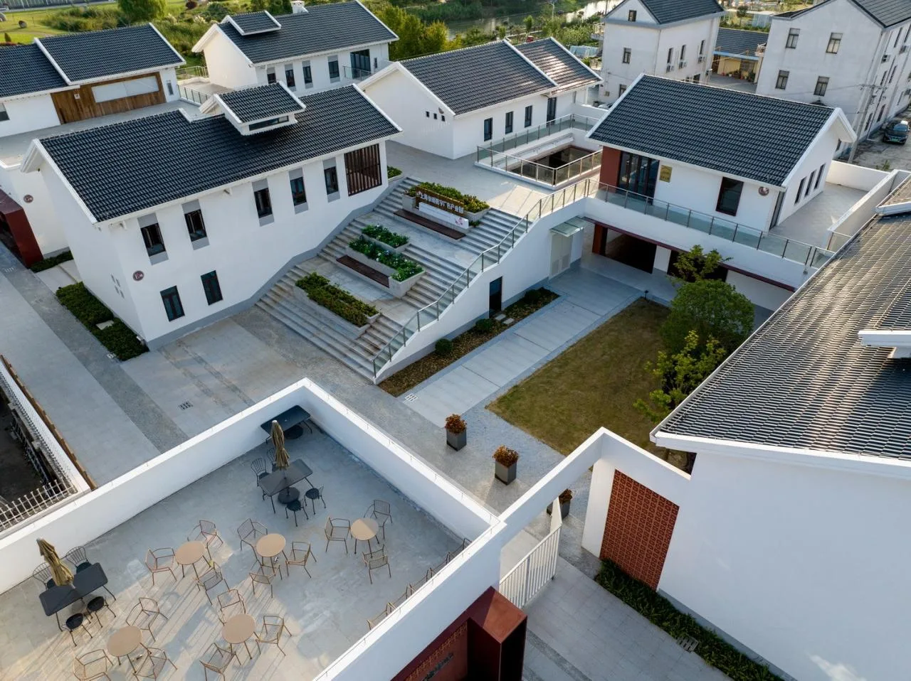 BIM Architecture | Here and Now: A Small House Built in a Flower Garden - Gangyan Flower Exchange Center/Chuanglin Zebai
