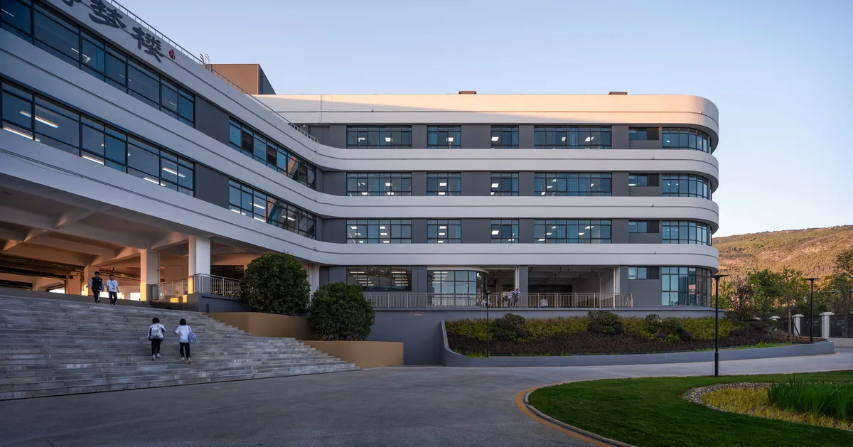 BIM Architecture | Gazing at Clouds by the Mountain: Design Record of Hongyu Middle School in Yuxi, Yunnan Province/Introduction to the Integration of Production and Education Research Center