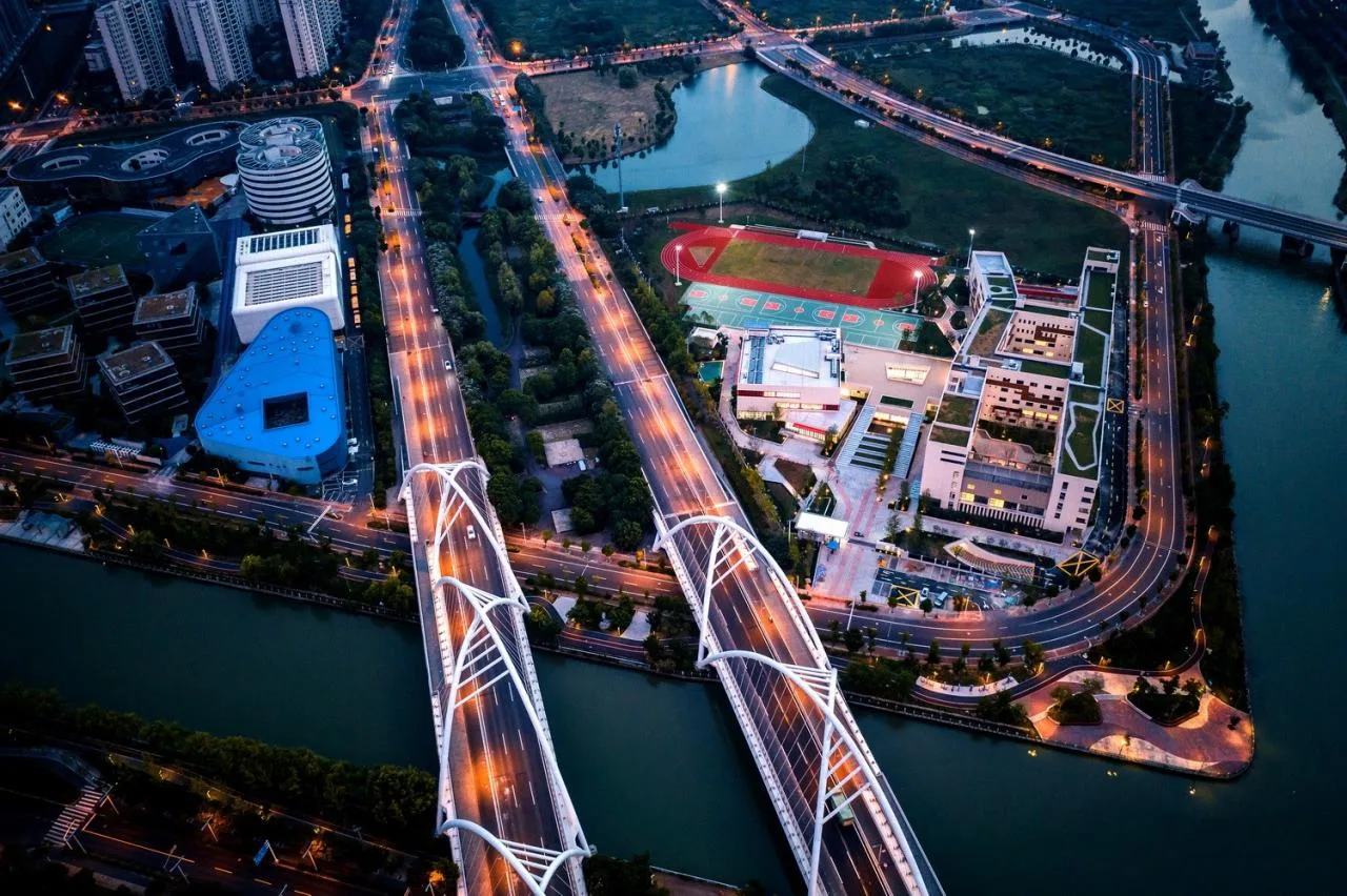 BIM Architecture | Here and Now: High Density Campus Practice for Classroom Teaching - Qingpu Lansheng Siyuan Middle School/Chuanglin Zebai