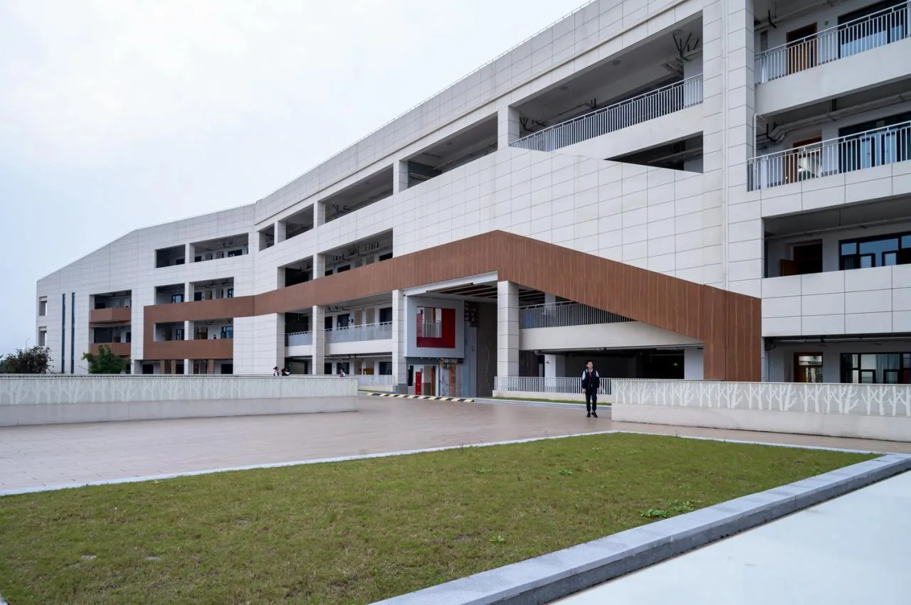 BIM Architecture | Here and Now: High Density Campus Practice for Classroom Teaching - Qingpu Lansheng Siyuan Middle School/Chuanglin Zebai