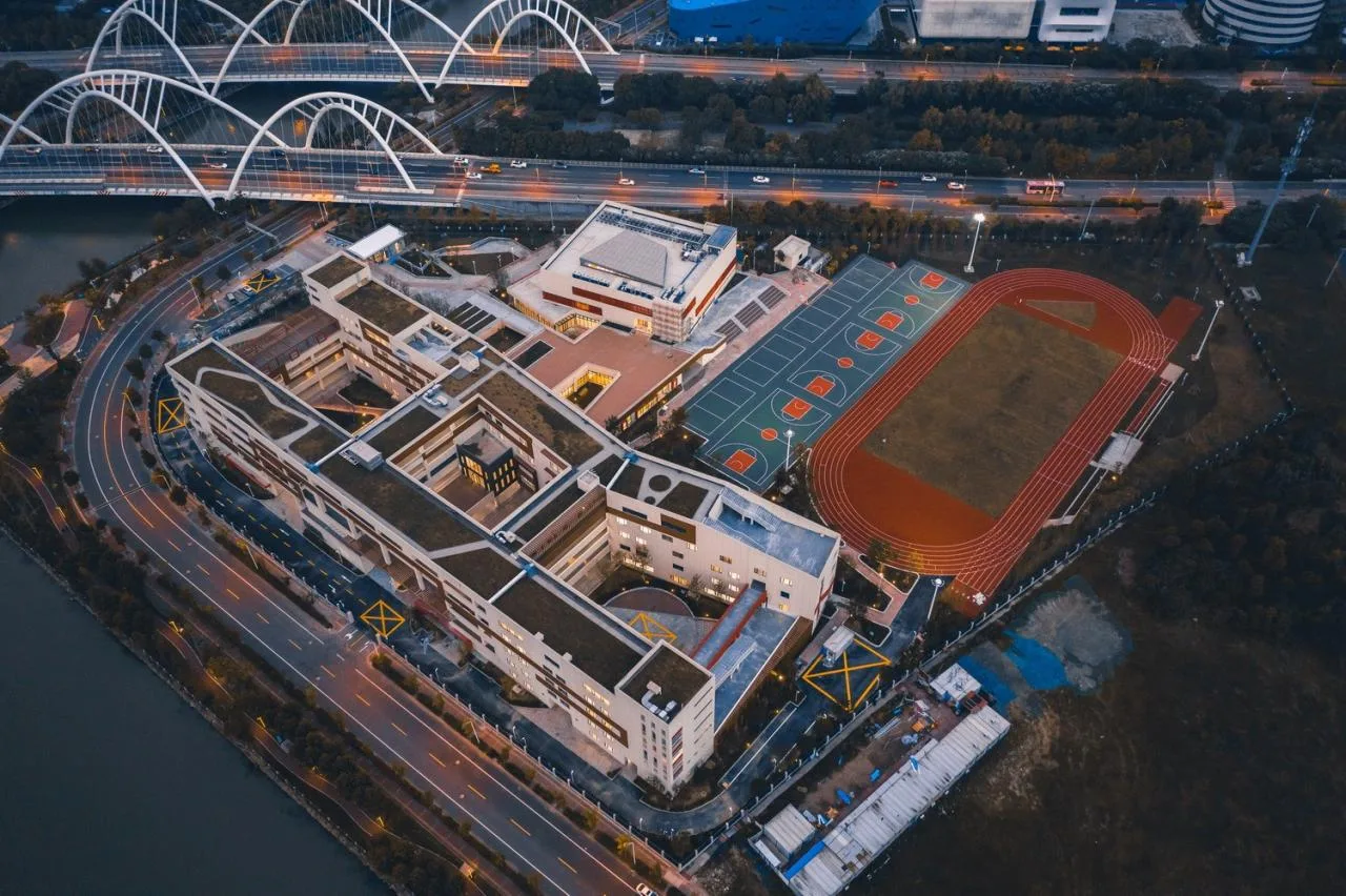 BIM Architecture | Here and Now: High Density Campus Practice for Classroom Teaching - Qingpu Lansheng Siyuan Middle School/Chuanglin Zebai