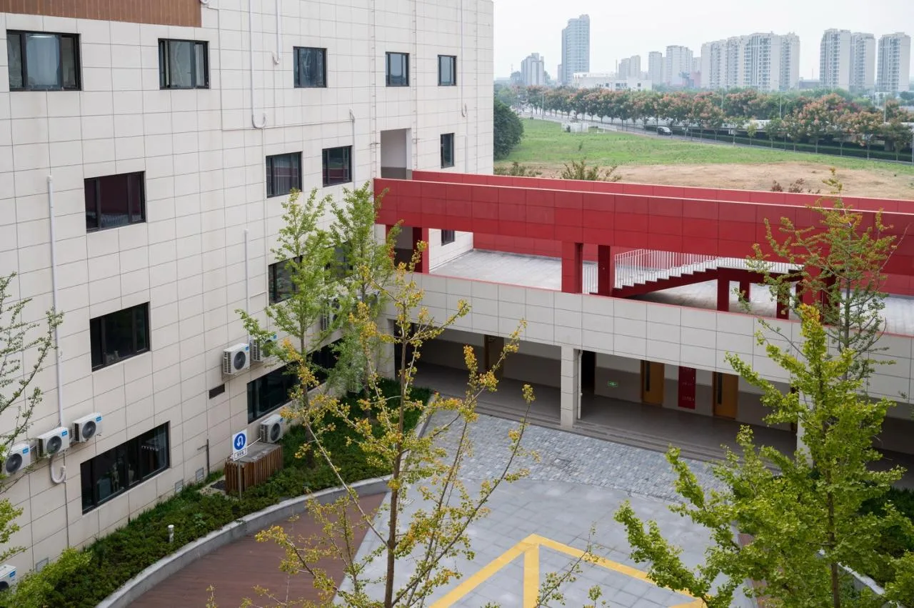 BIM Architecture | Here and Now: High Density Campus Practice for Classroom Teaching - Qingpu Lansheng Siyuan Middle School/Chuanglin Zebai