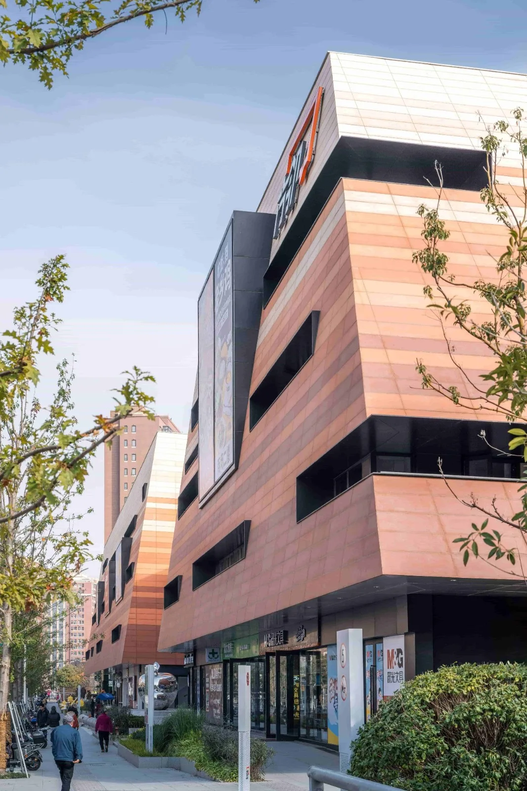 The relationship between the north facade and the sidewalk