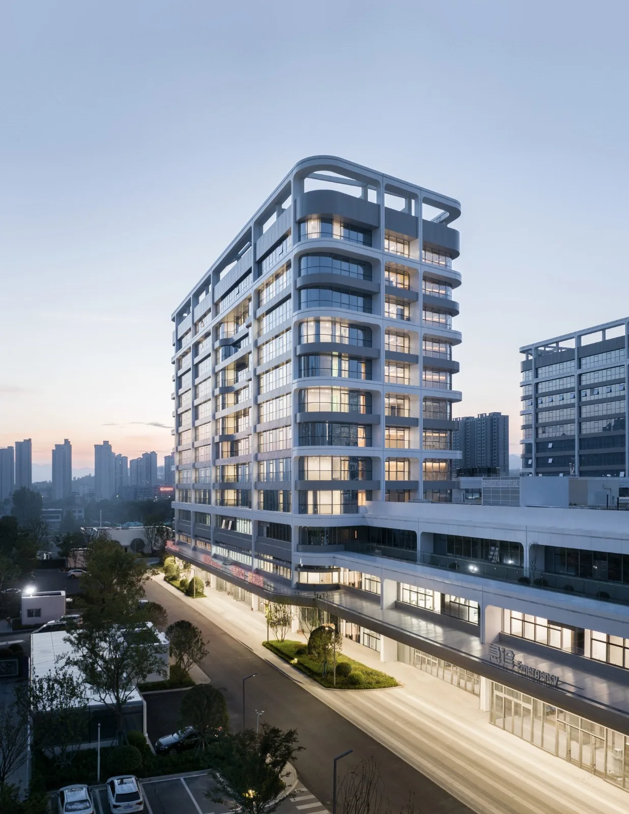 BIM Architecture | Hospital oriented: A Warm White Castle - Ankang High tech Hospital/UUA Architectural Firm