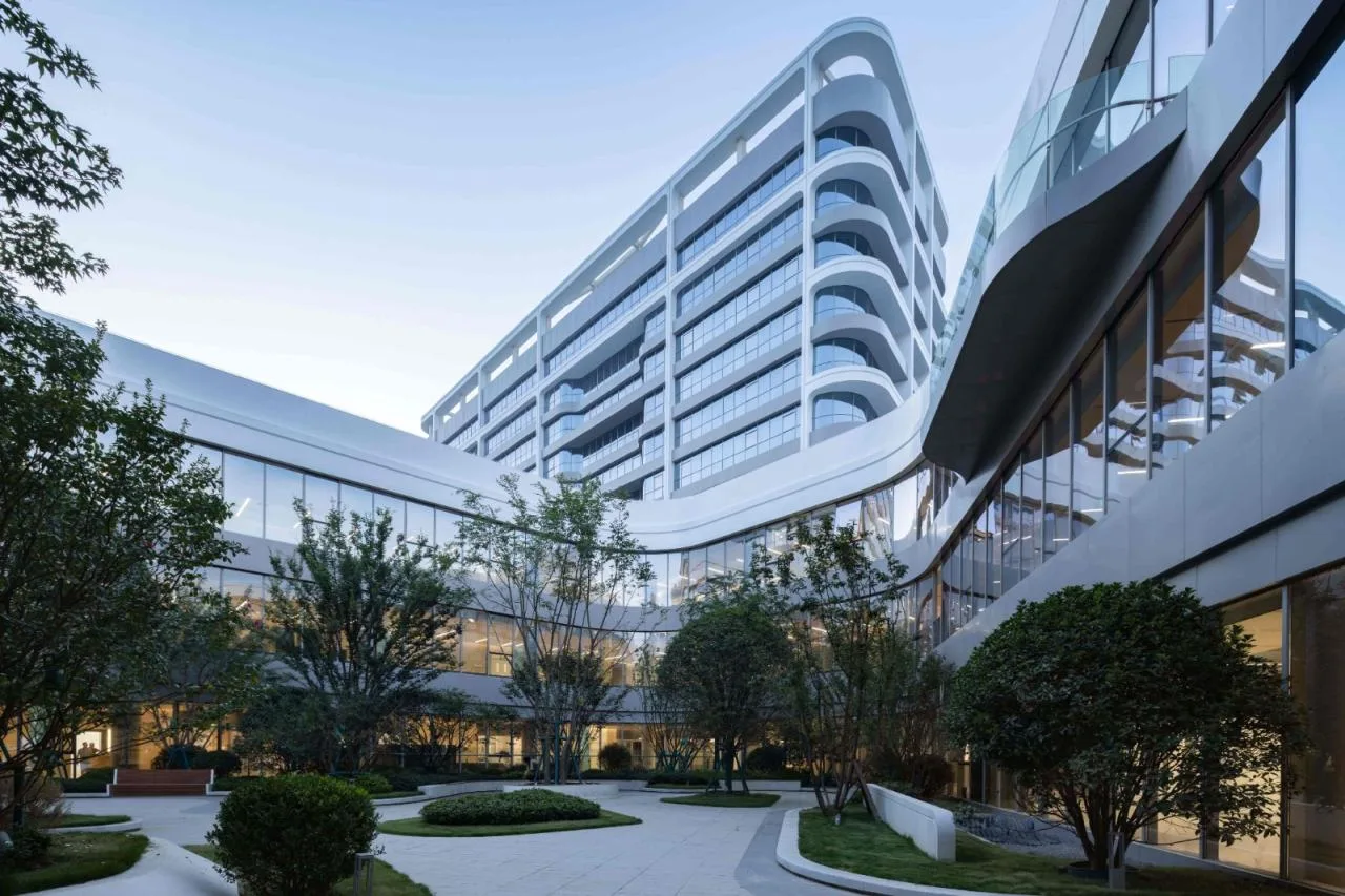 BIM Architecture | Hospital oriented: A Warm White Castle - Ankang High tech Hospital/UUA Architectural Firm