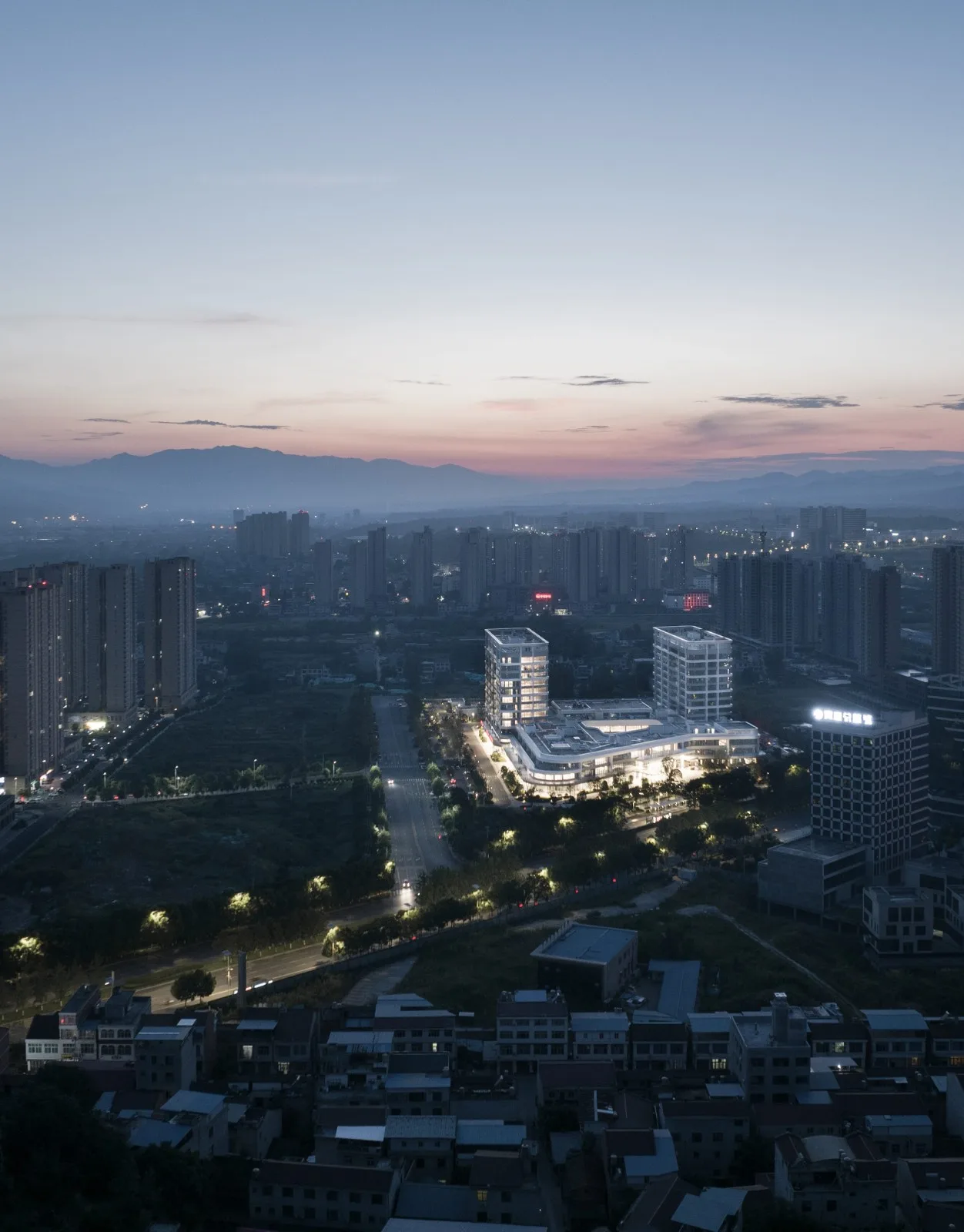 BIM Architecture | Hospital oriented: A Warm White Castle - Ankang High tech Hospital/UUA Architectural Firm