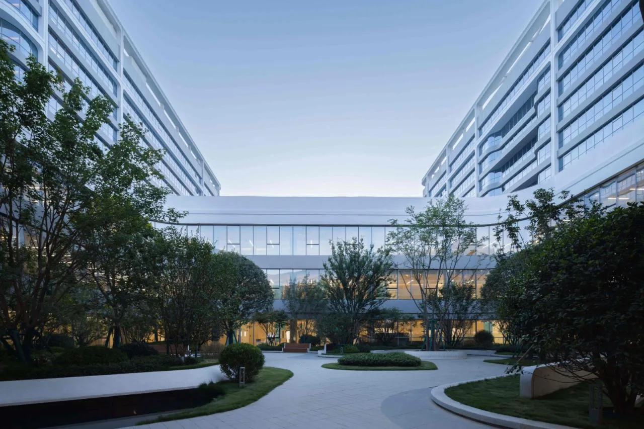 BIM Architecture | Hospital oriented: A Warm White Castle - Ankang High tech Hospital/UUA Architectural Firm
