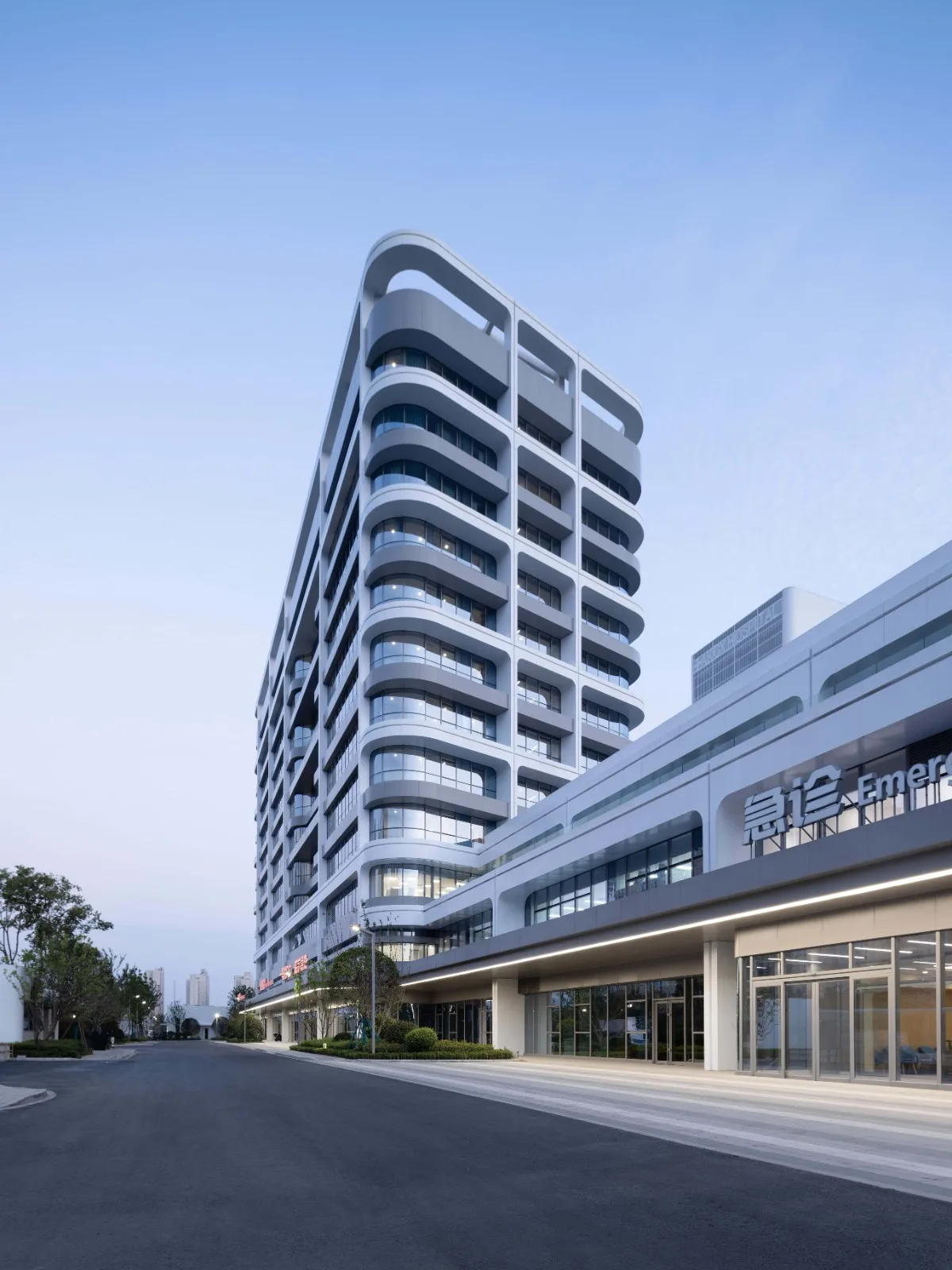 BIM Architecture | Hospital oriented: A Warm White Castle - Ankang High tech Hospital/UUA Architectural Firm