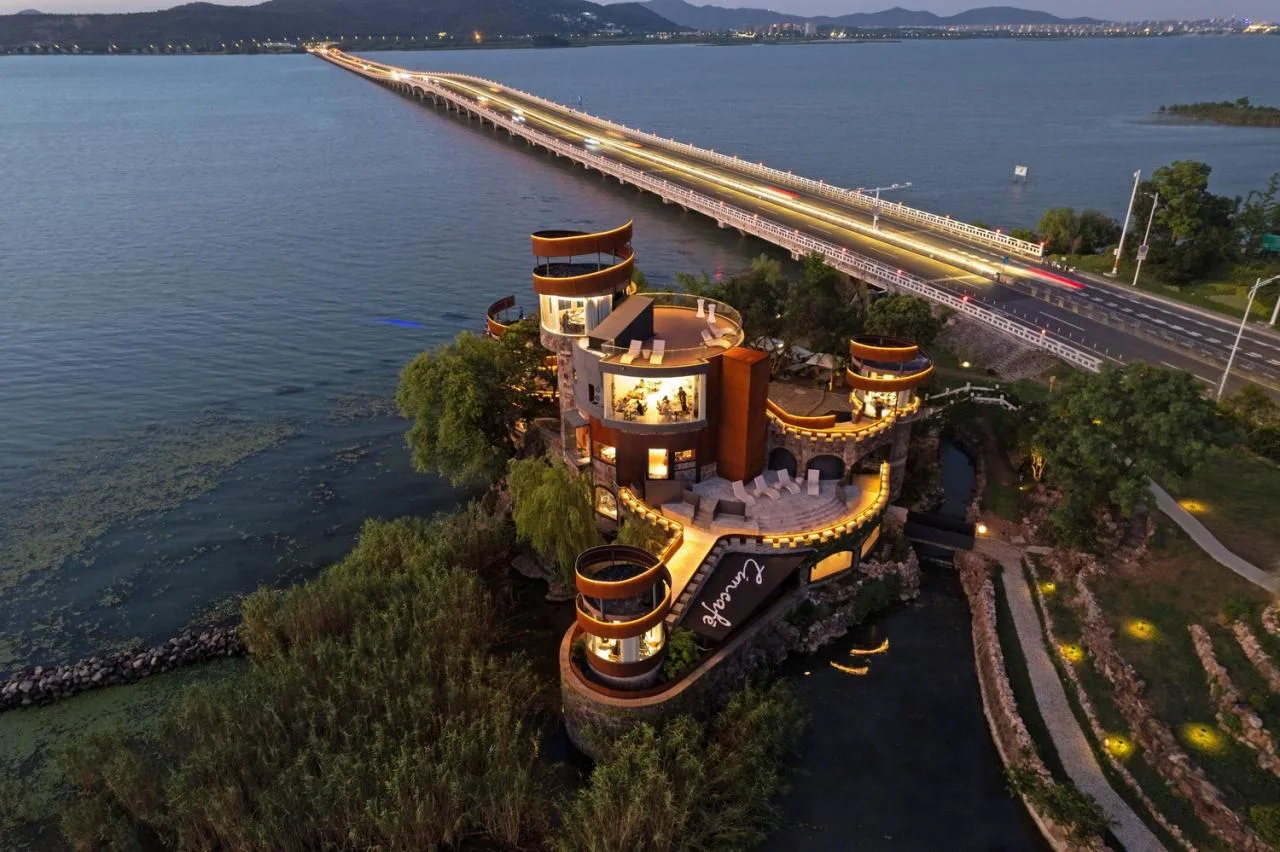 BIM Architecture | Phoenix Terrace Reconstruction/Media Design of the Taihu Lake Lake Resort