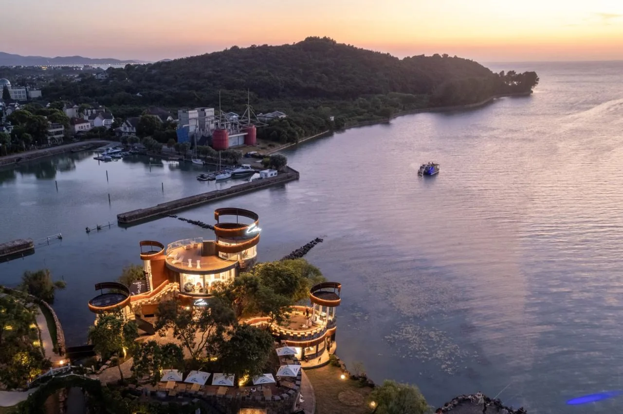 BIM Architecture | Phoenix Terrace Reconstruction/Media Design of the Taihu Lake Lake Resort