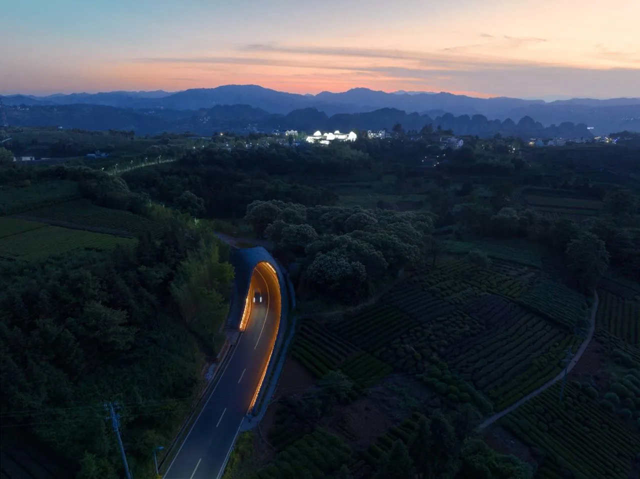 BIM Architecture | From Heaven to Earth: Penetrating through Clouds and Weaving into Wooden Tunnels from Underneath Rocks and Shells; Tengyun Meteorological Environment/Zhu Peidong Line+Architectural Firm