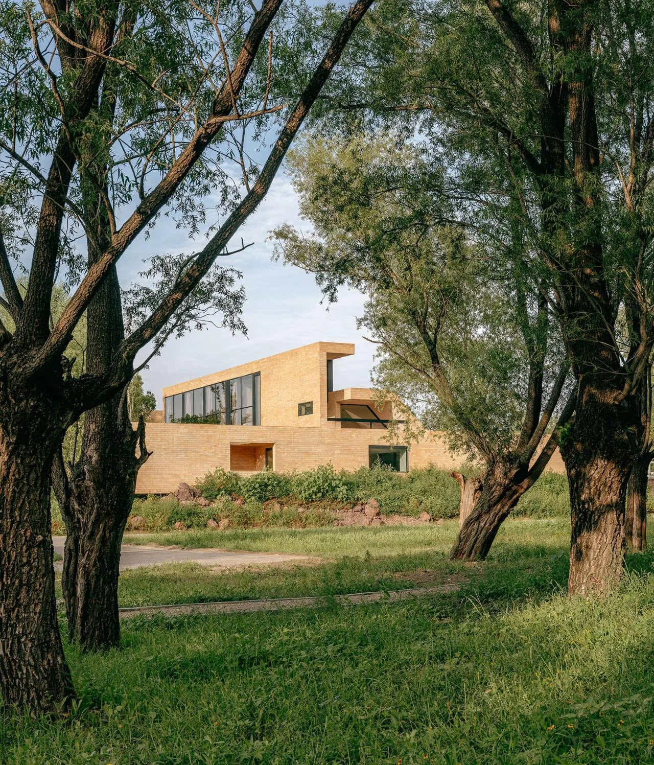 BIM Architecture | ARVO 16:30 Hotel: Castle/Large Building that catches the Light, Shadow, Trees and Trees