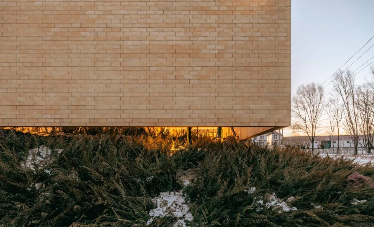 BIM Architecture | ARVO 16:30 Hotel: Castle/Large Building that catches the Light, Shadow, Trees and Trees
